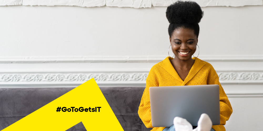 Donna che lavora a un computer portatile con i piedi sollevati, mentre approfitta dei vantaggi di un minore utilizzo della CPU