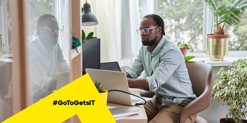 Uomo che lavora da remoto utilizzando il software di desktop remoto per riavviare il computer da remoto