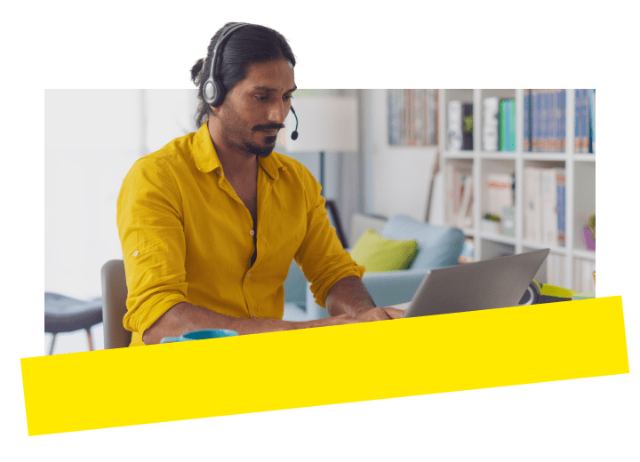 Professionnel utilisant le système téléphonique unifié de GoTo Connect sur son ordinateur alors qu'il travaille à son domicile.