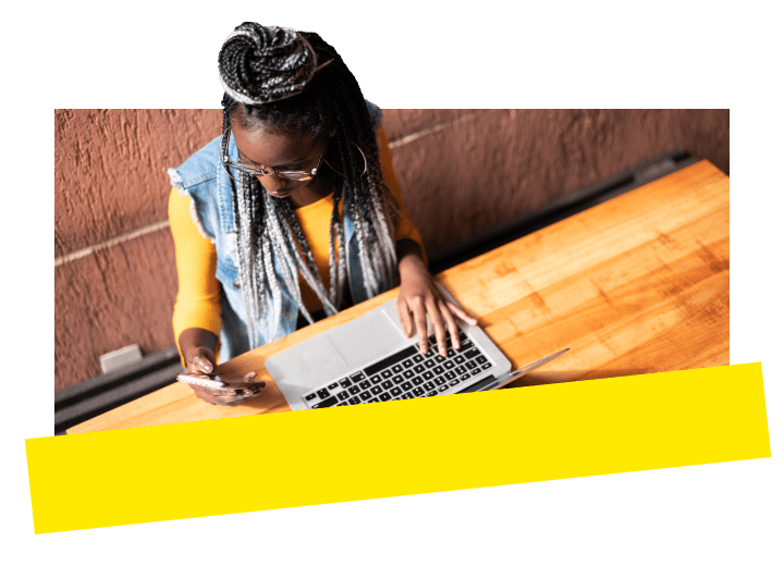 Jeune professionnelle utilisant GoTo Connect pour des expériences multicanaux sur tous les appareils et toutes les plates-formes.