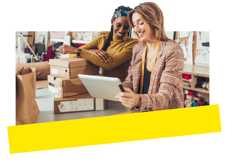 Cheffe d'entreprise consultant les renseignements d'un client sur une tablette avec une collègue au moyen de la solution d'engagement client de GoTo Connect.