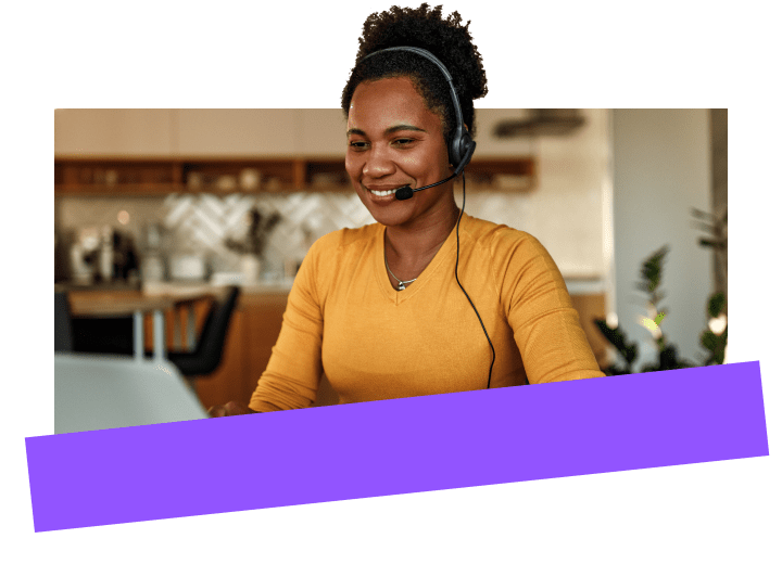 Profesional que utiliza el sistema de IA de GoTo Resolve para ahorrar tiempo mientras trabaja.