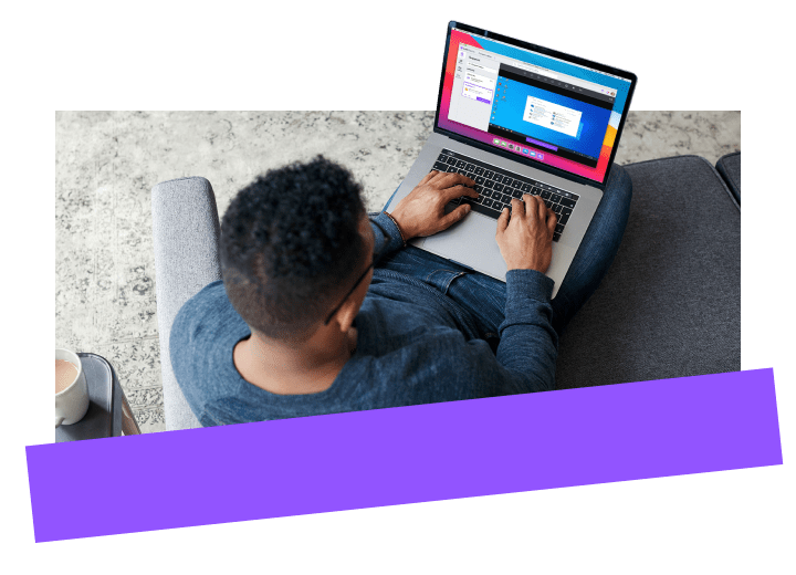 Man op laptop die Device Quick View van GoTo Resolve gebruikt om problemen te op te sporen zonder een andere gebruiker te storen.