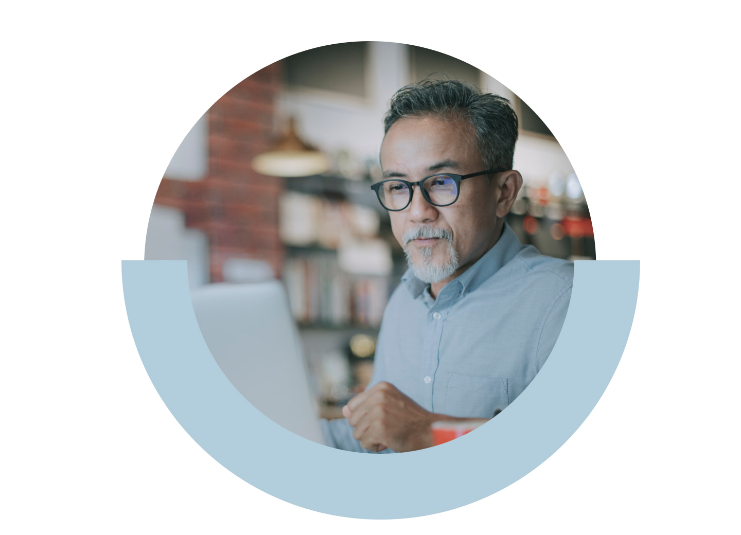 Homme automatisant des tâches avec le logiciel RMM de GoTo Resolve.