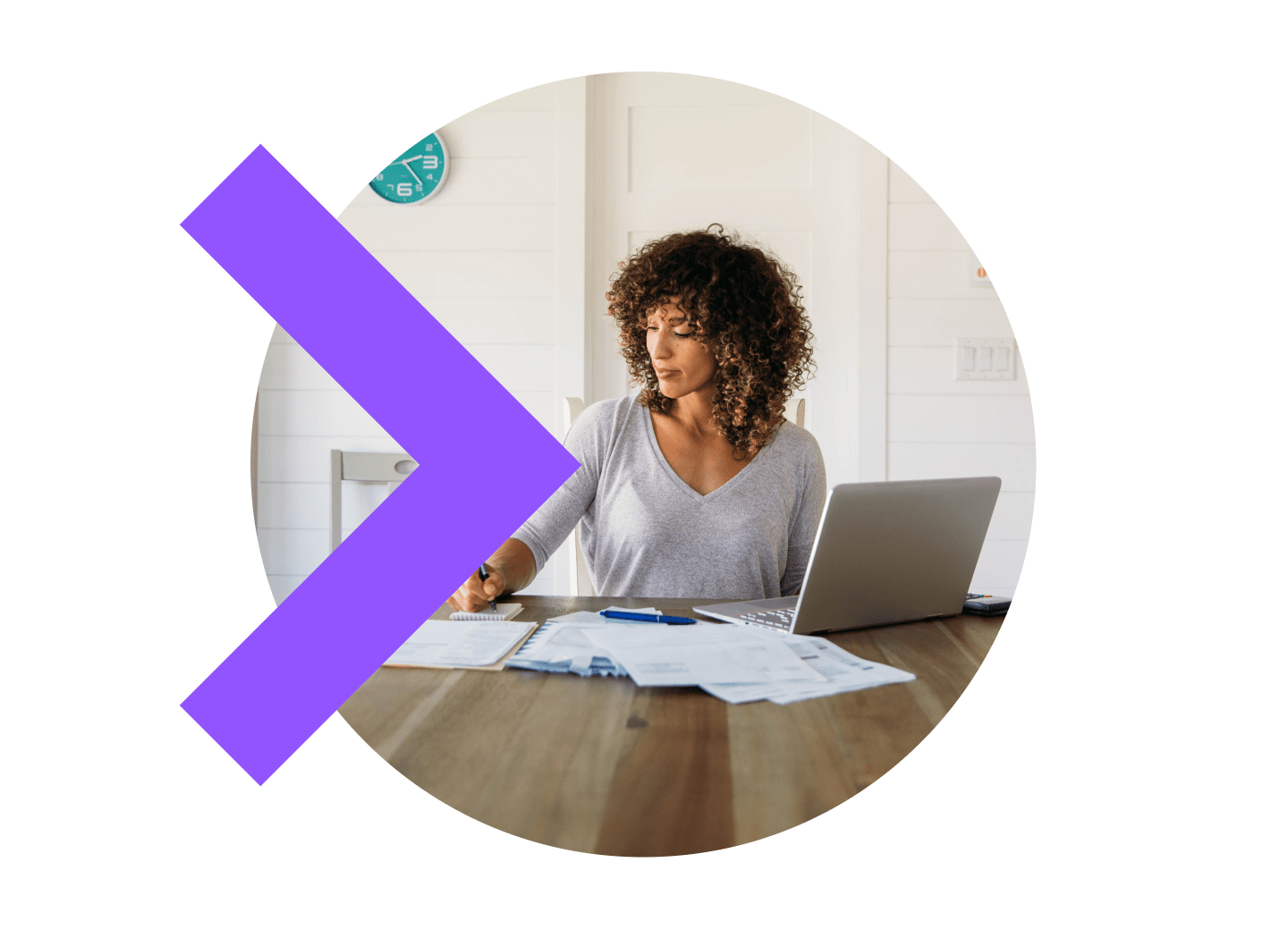 Femme profitant d’une meilleure disponibilité avec le logiciel RMM de GoTo Resolve.