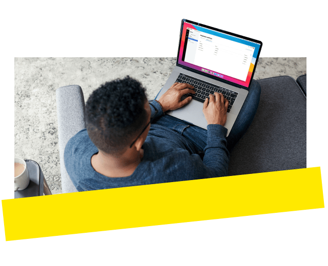 Homem usando o GoTo Admin no computador.