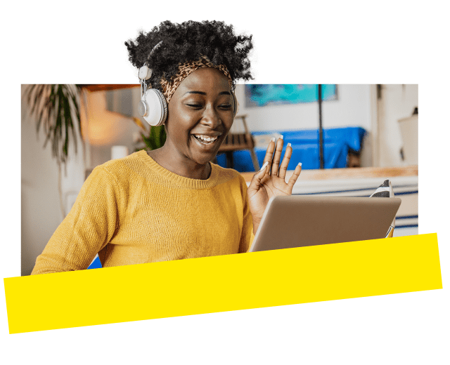 Mulher ouvindo áudio nítido com o GoTo Meeting em uma reunião de vídeo virtual.