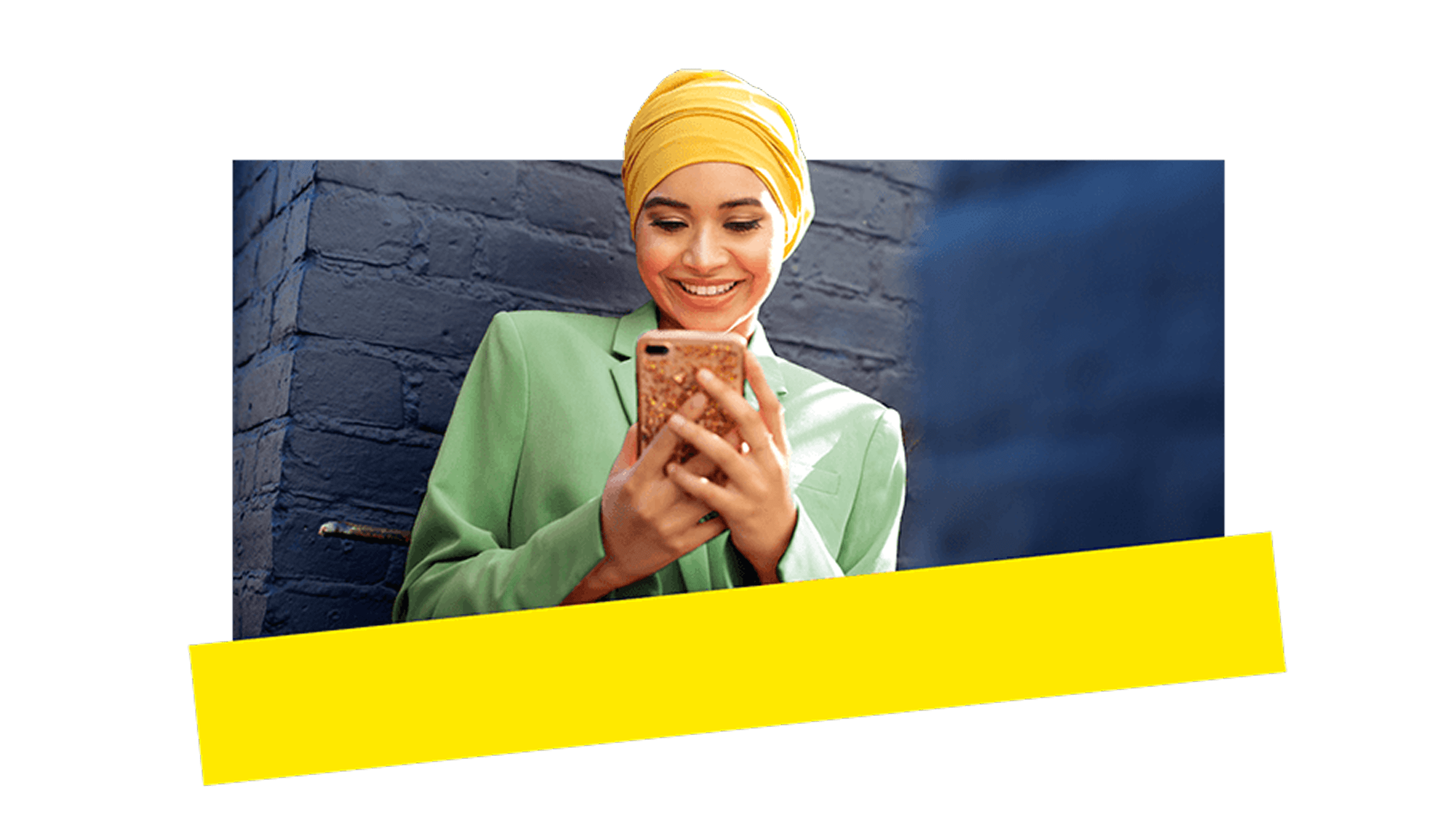 Une jeune professionnelle utilisant l'IA de GoTo Connect sur son téléphone pour assurer une communication fluide avec ses clients.