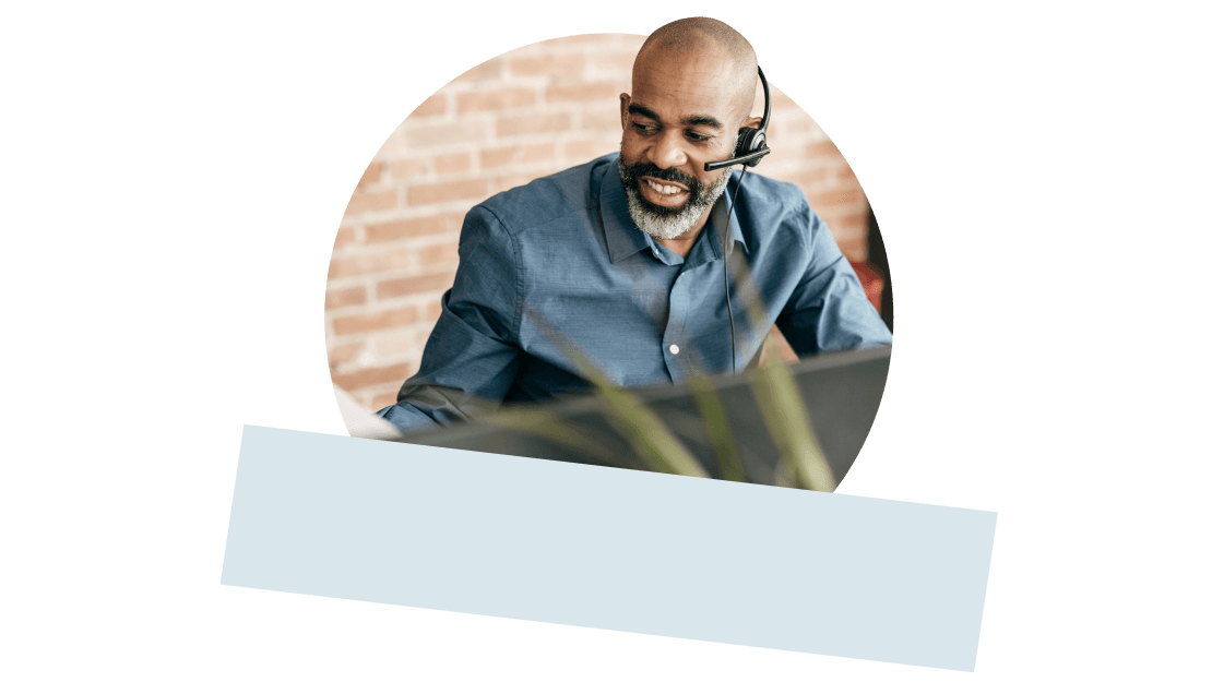 Een IT-technicus van een school die campusbrede activiteiten en communicatie beheert.