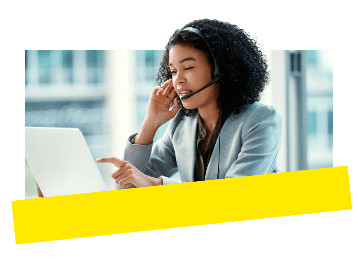 Un rappresentante del governo che comunica con il proprio team in modo efficace utilizzando GoTo Connect su più canali.