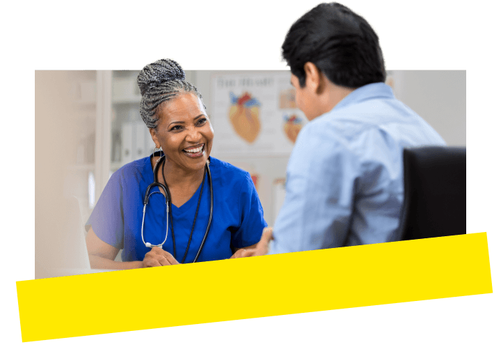 Un responsable de cabinet médical discute avec un prestataire de soins. Ils utilisent GoTo Connect intégré à un système de dossiers médicaux.