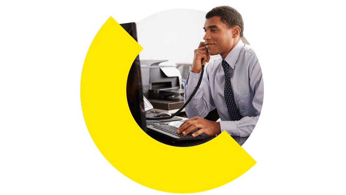 Gerente de escritório coordenando a equipe jurídica para simplificar processos e ganhar eficiência com o GoTo Connect.