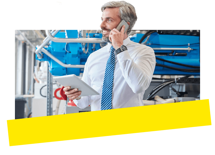 Gerente operacional usando insights gerados por IA e ferramentas de comunicação em tempo real para coordenar a equipe e otimizar processos.