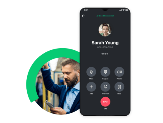Un hombre en el tren asiste a una conferencia de audio de GoTo.