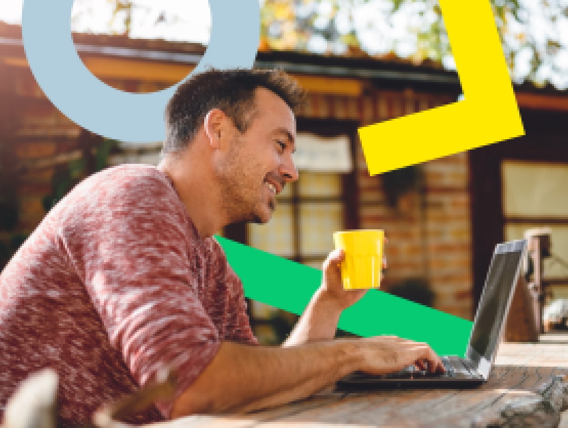 Un hombre disfruta mientras teletrabaja desde su patio.