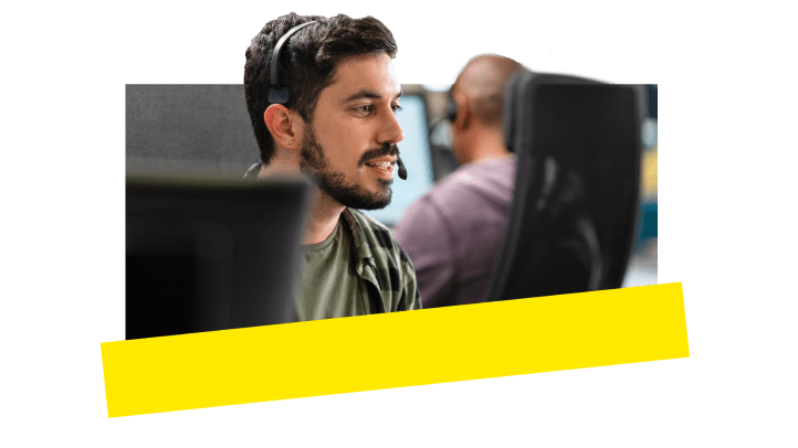 Un agent d’assistance dans un espace de bureau qui se connecte aux clients.