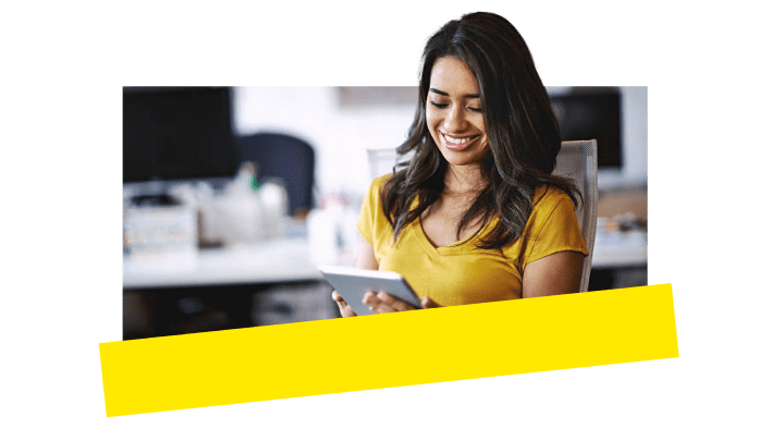 Une employée qui utilise les outils pour les agents de GoTo Connect sur sa tablette.