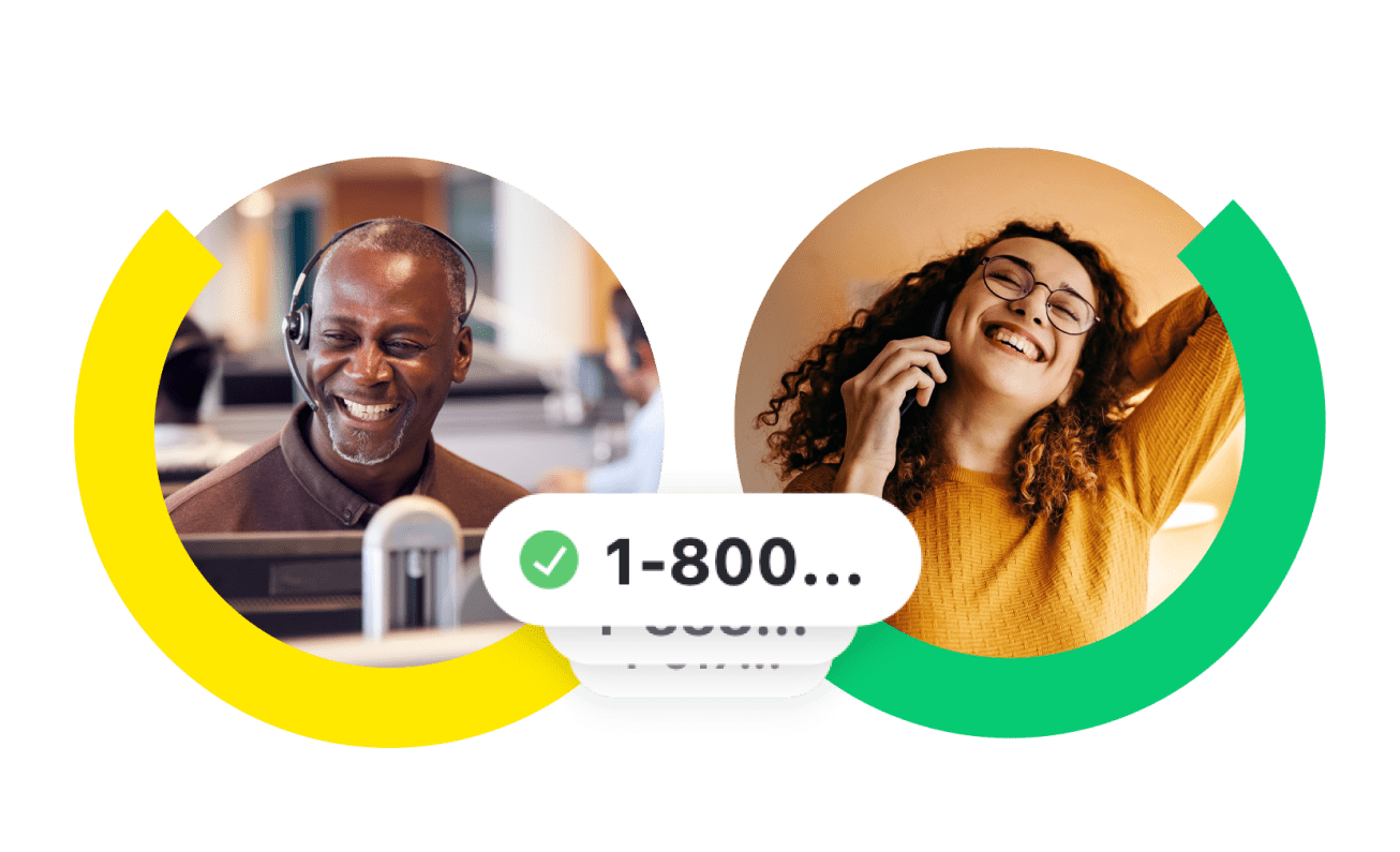 Due dipendenti che partecipano a una chiamata sorridenti; lui utilizza microfono e cuffie, lei il suo telefono personale.