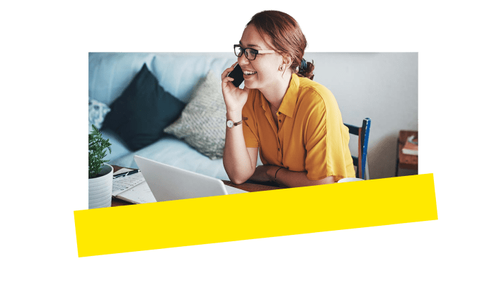 Una dipendente ride mentre utilizza il sistema VoIP sul suo iPhone personale.