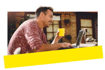 Professionista che partecipa a un webinar virtuale usando GoTo Webinar da una stanza all'aperto.