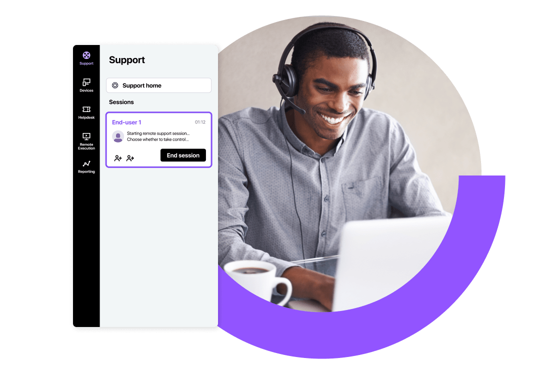 Profissional de TI usando o recurso de geração de tickets de suporte do GoTo Resolve no notebook para responder a uma pergunta de ticket conversacional de um usuário sobre como adicionar uma impressora aos dispositivos conectados