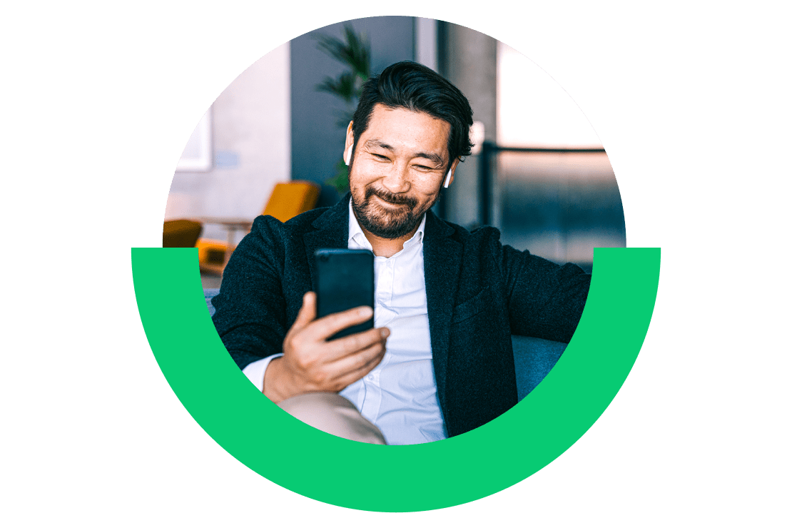 Uomo che partecipa a un webinar sulle tendenze del settore con l'app GoTo Webinar.