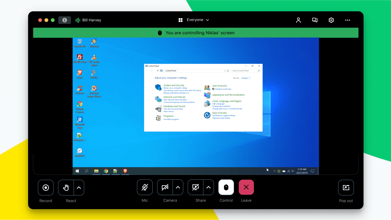 Weergave van een videogesprek waarbij de gebruiker op afstand toegang heeft tot de computer van een ander.