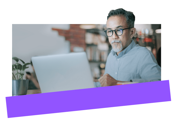 Un hombre utiliza las funciones de acceso remoto de GoTo Resolve como método de gestión segura del equipo informático.