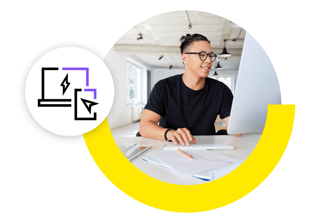 Un hombre usando la función de control remoto de GoTo Resolve para proporcionar soporte remoto a un cliente.