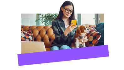 Dipendente che lavora da remoto durante una sessione di supporto IT e risolve un problema dal suo telefono.